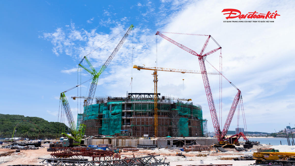 Hai “siêu cẩu” 1.450 tấn cùng nâng khung thép 125 tấn cho nhà hát APEC- Ảnh 4.