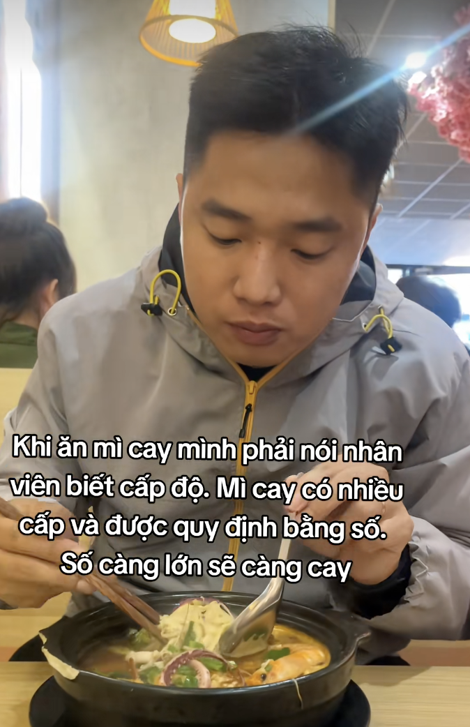 Kênh TikTok chỉ cách tự lấy bánh ở siêu thị, order mì cay… hút cả triệu view: Vì sao những chuyện tưởng ai cũng biết lại có sức hút?- Ảnh 3.