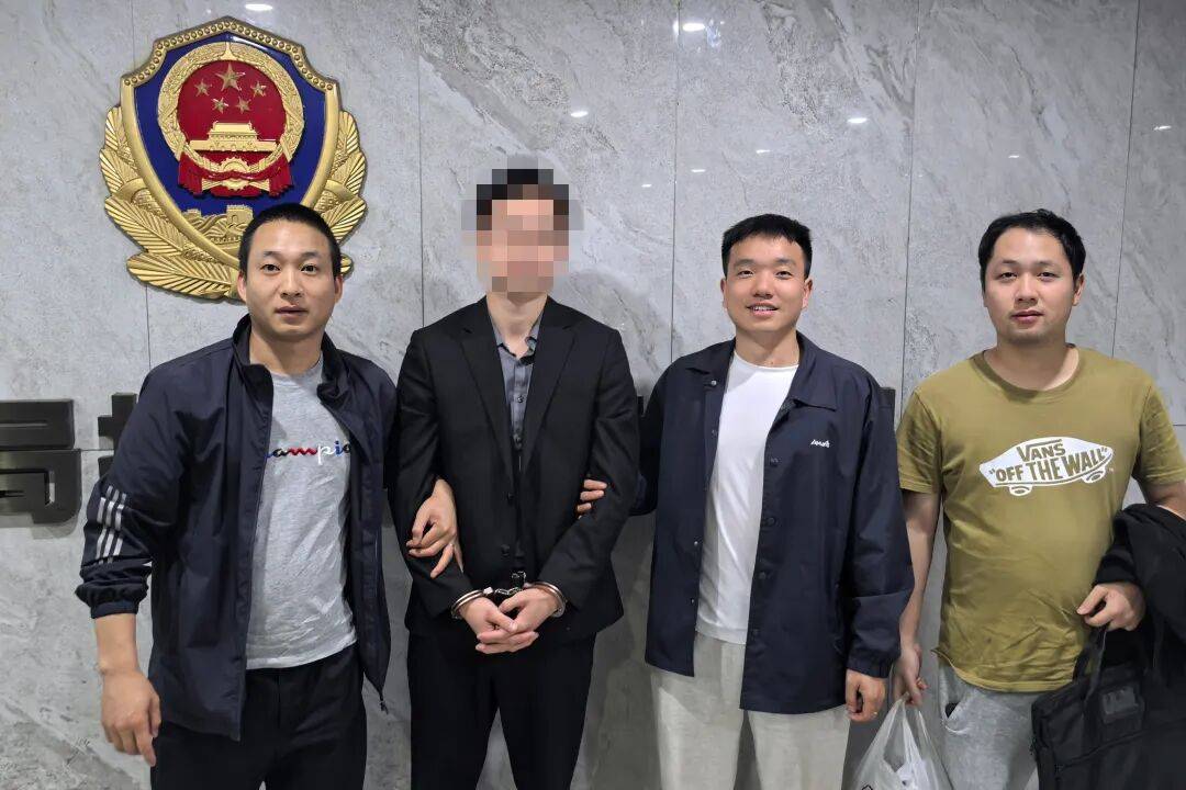 Mang 6,6 tỷ đồng ra ngân hàng gửi tiết kiệm, cụ ông ngỡ ngàng khi tất cả là tiền giả- Ảnh 2.