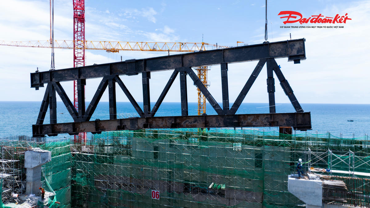 Hai “siêu cẩu” 1.450 tấn cùng nâng khung thép 125 tấn cho nhà hát APEC- Ảnh 8.