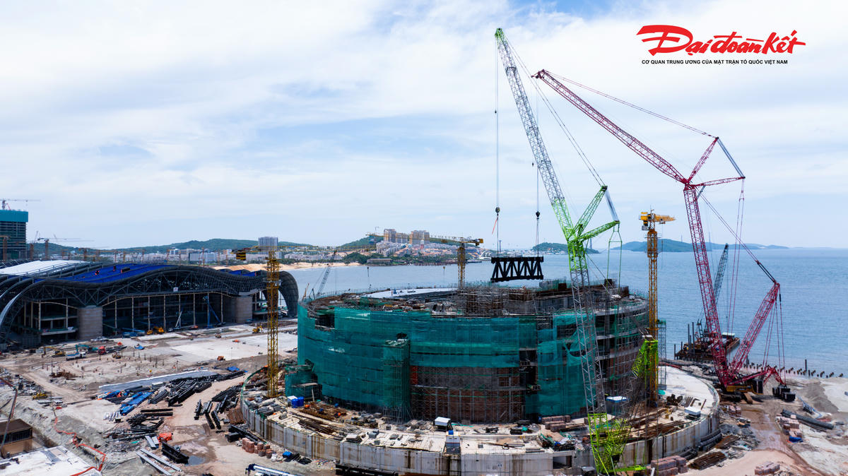 Hai “siêu cẩu” 1.450 tấn cùng nâng khung thép 125 tấn cho nhà hát APEC- Ảnh 5.