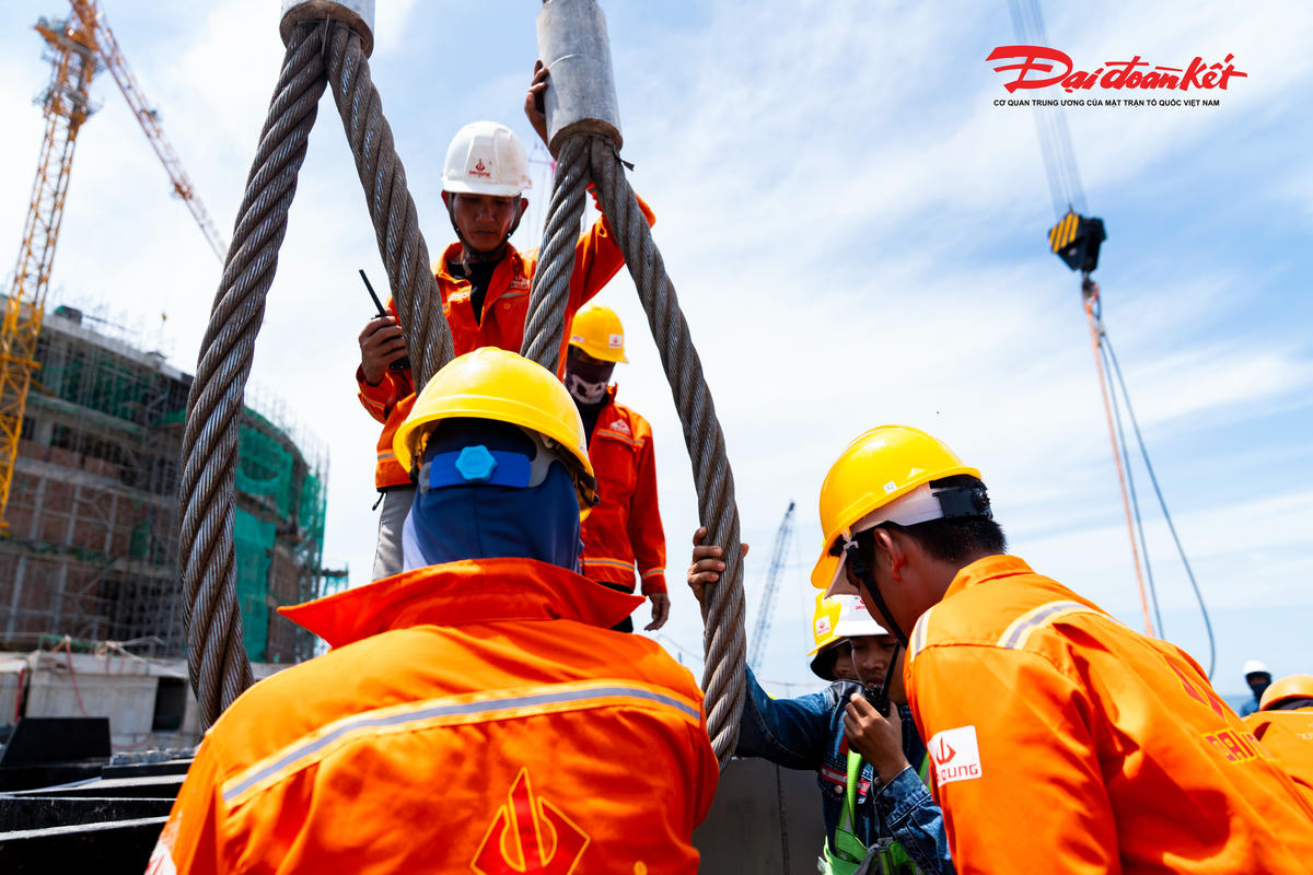 Hai “siêu cẩu” 1.450 tấn cùng nâng khung thép 125 tấn cho nhà hát APEC- Ảnh 7.