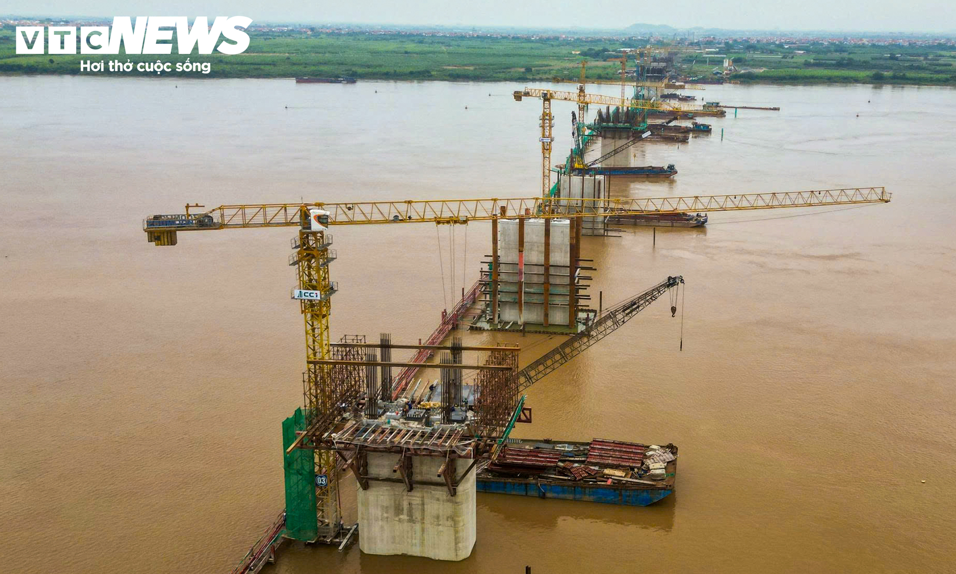 Cầu Hồng Hà dần thành hình sau 8 tháng, 34 mũi thi công chạy đua tiến độ- Ảnh 10.