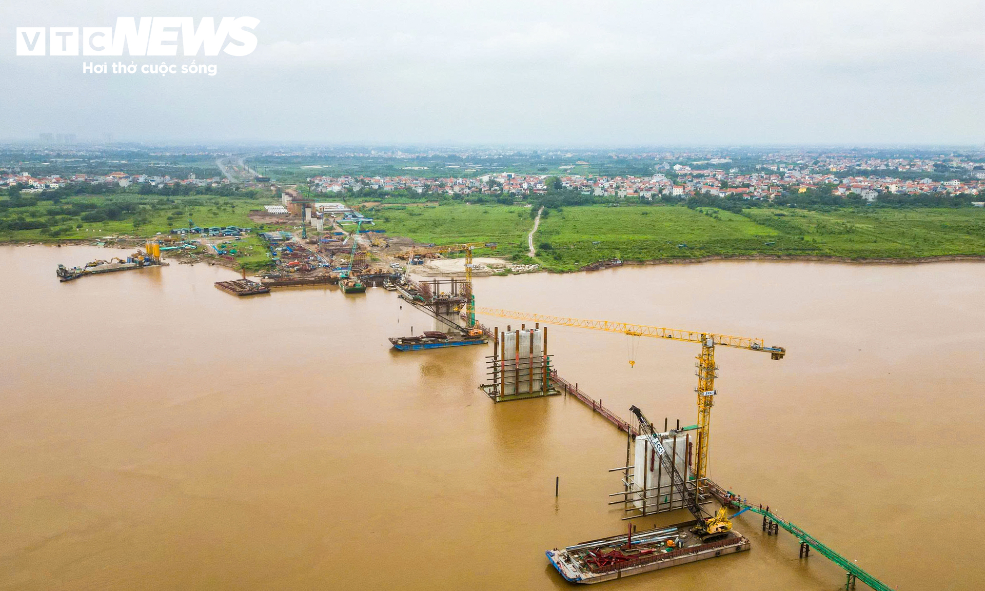 Cầu Hồng Hà dần thành hình sau 8 tháng, 34 mũi thi công chạy đua tiến độ- Ảnh 11.