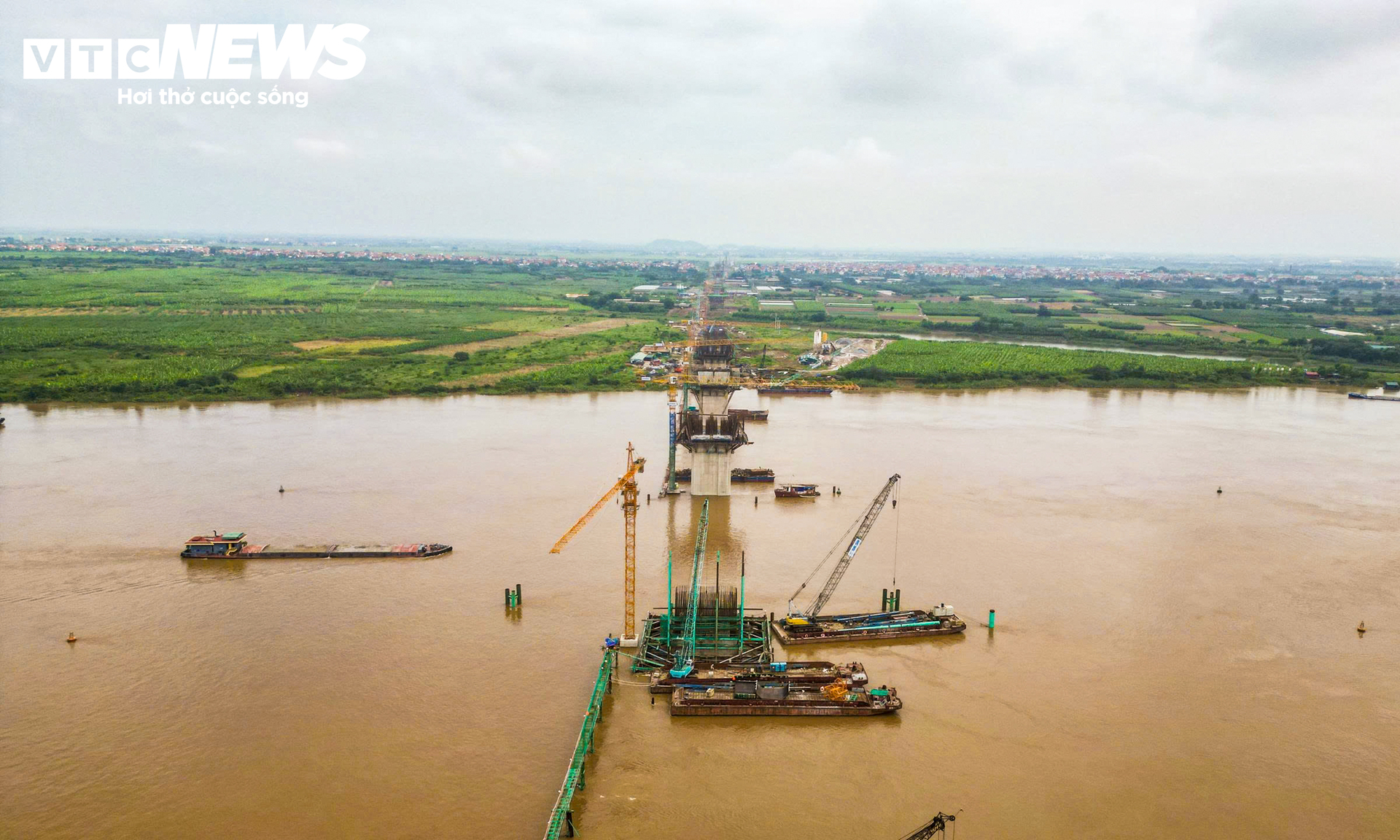 Cầu Hồng Hà dần thành hình sau 8 tháng, 34 mũi thi công chạy đua tiến độ- Ảnh 12.