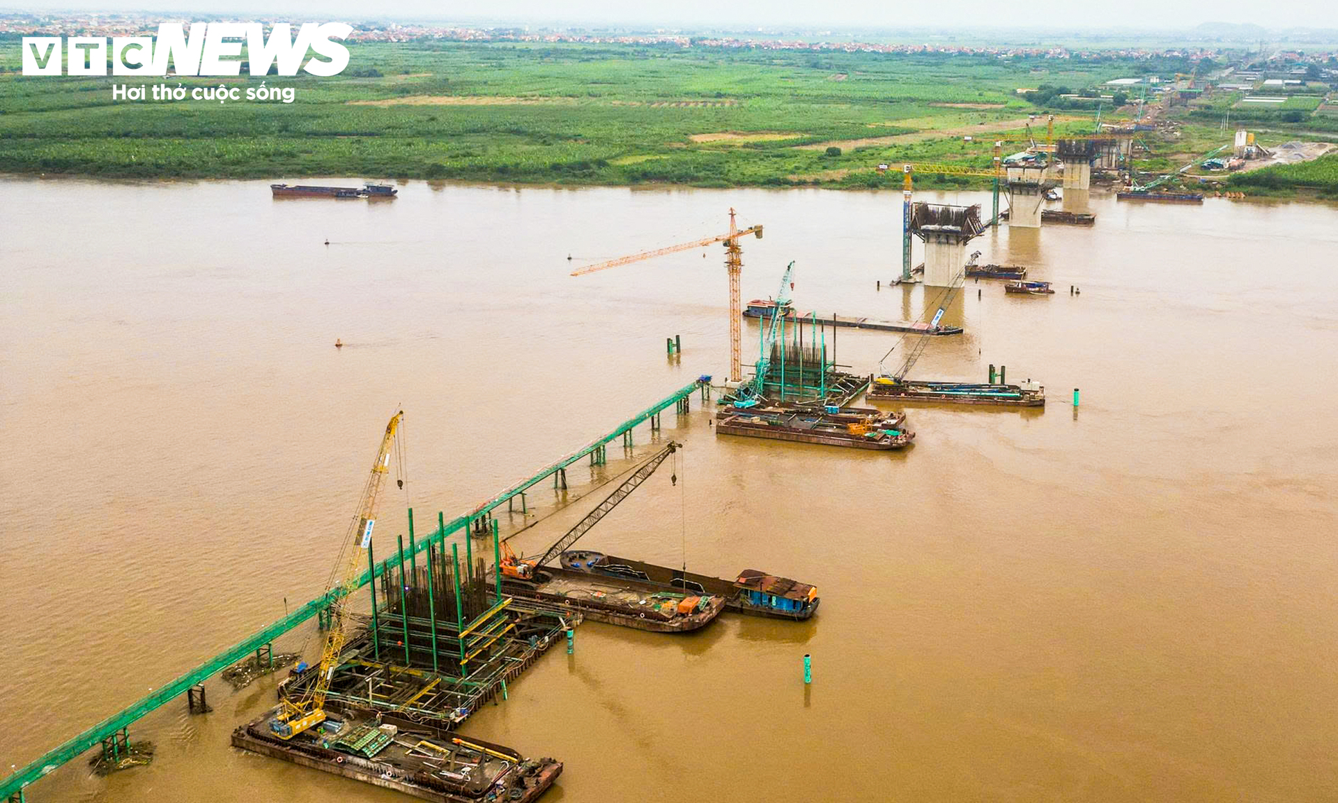 Cầu Hồng Hà dần thành hình sau 8 tháng, 34 mũi thi công chạy đua tiến độ- Ảnh 3.