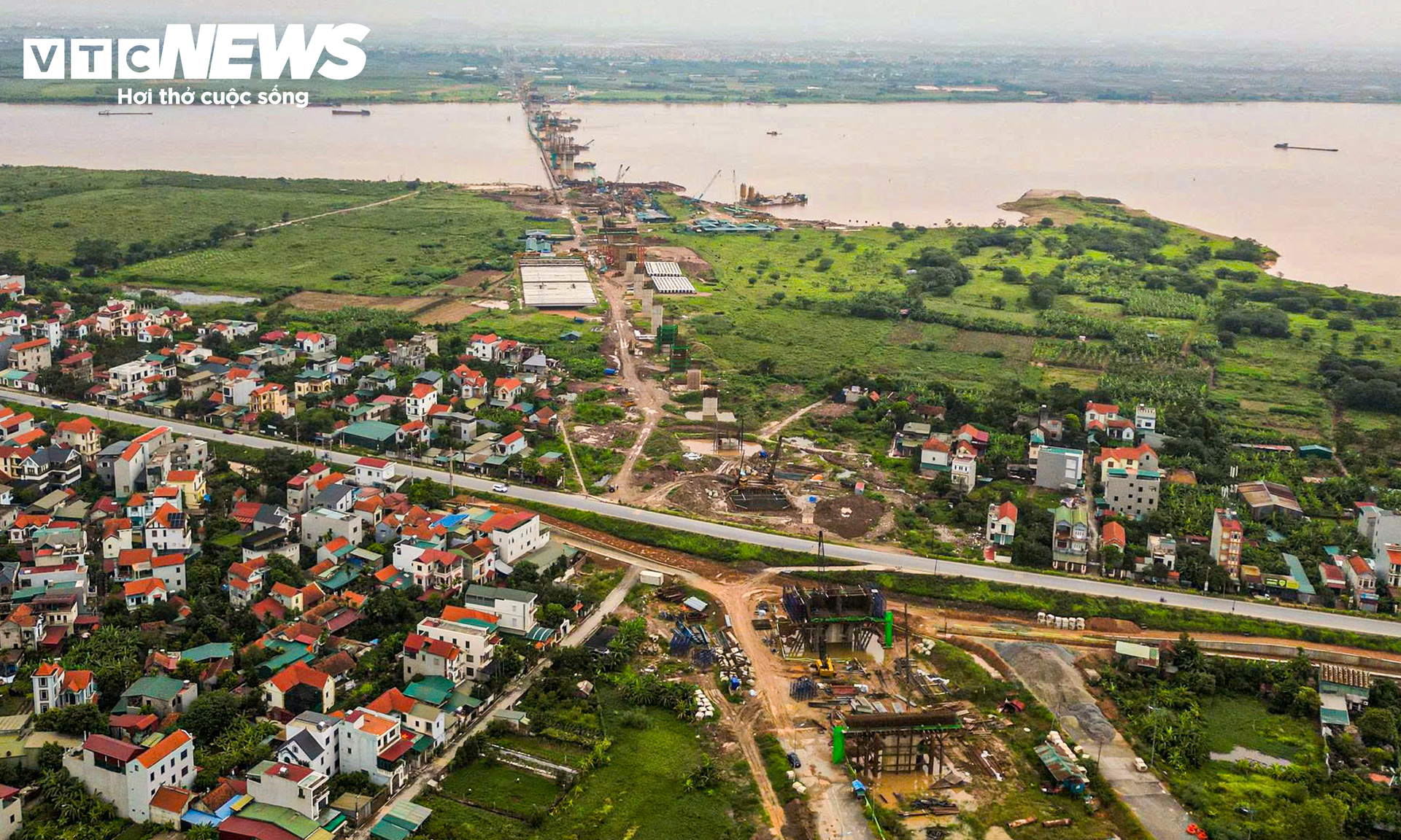 Cầu Hồng Hà dần thành hình sau 8 tháng, 34 mũi thi công chạy đua tiến độ- Ảnh 2.