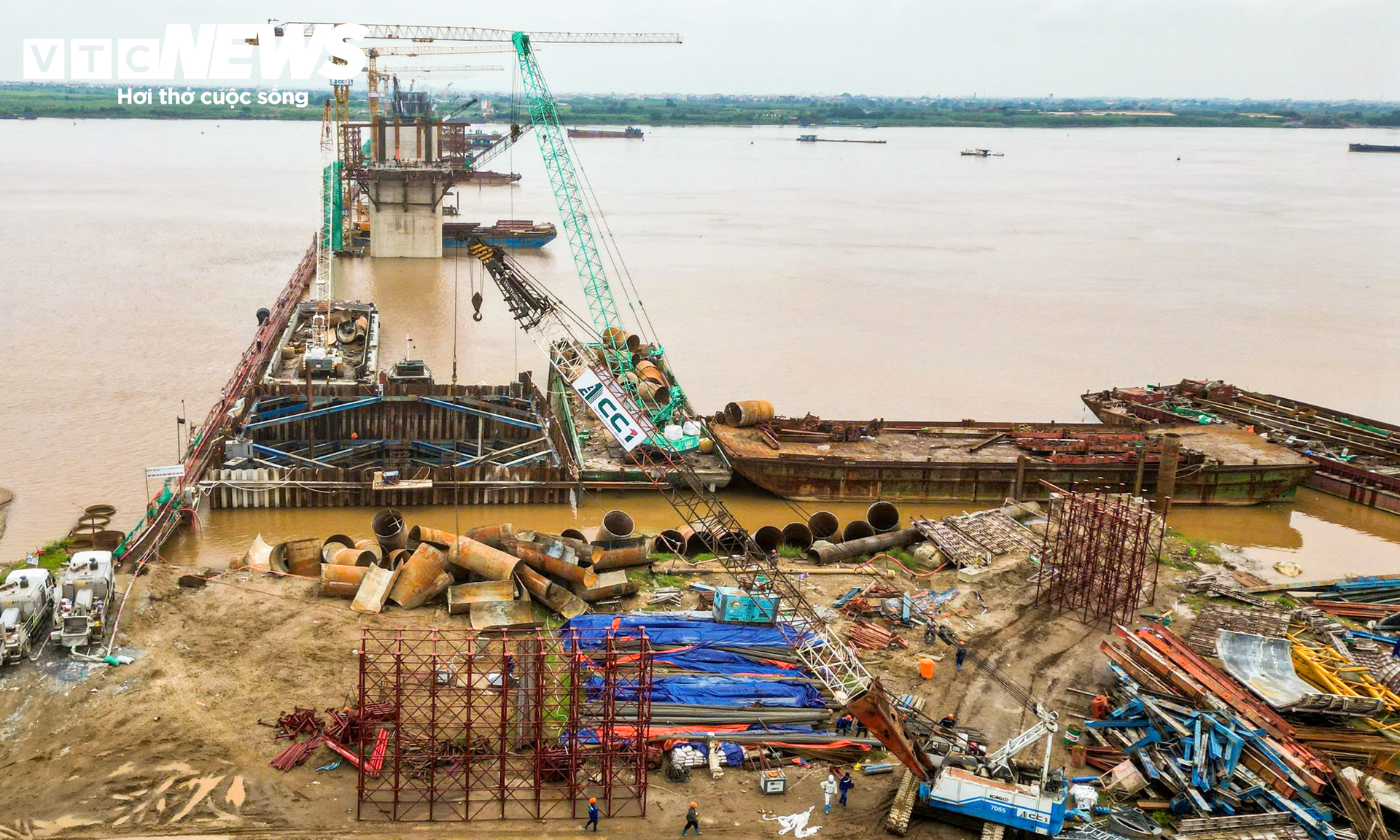 Cầu Hồng Hà dần thành hình sau 8 tháng, 34 mũi thi công chạy đua tiến độ- Ảnh 7.