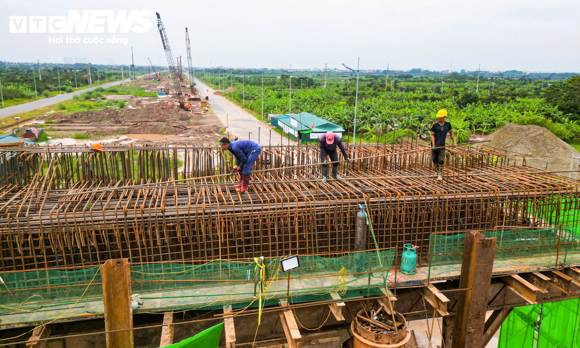 Cầu Hồng Hà dần thành hình sau 8 tháng, 34 mũi thi công chạy đua tiến độ- Ảnh 8.