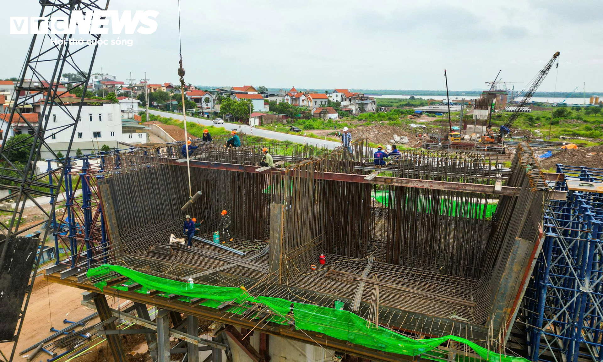 Cầu Hồng Hà dần thành hình sau 8 tháng, 34 mũi thi công chạy đua tiến độ- Ảnh 9.