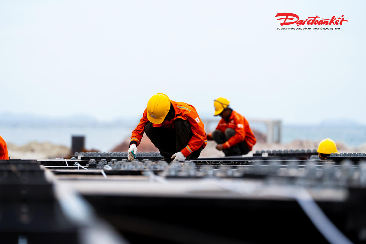 Hai “siêu cẩu” 1.450 tấn cùng nâng khung thép 125 tấn cho nhà hát APEC- Ảnh 3.