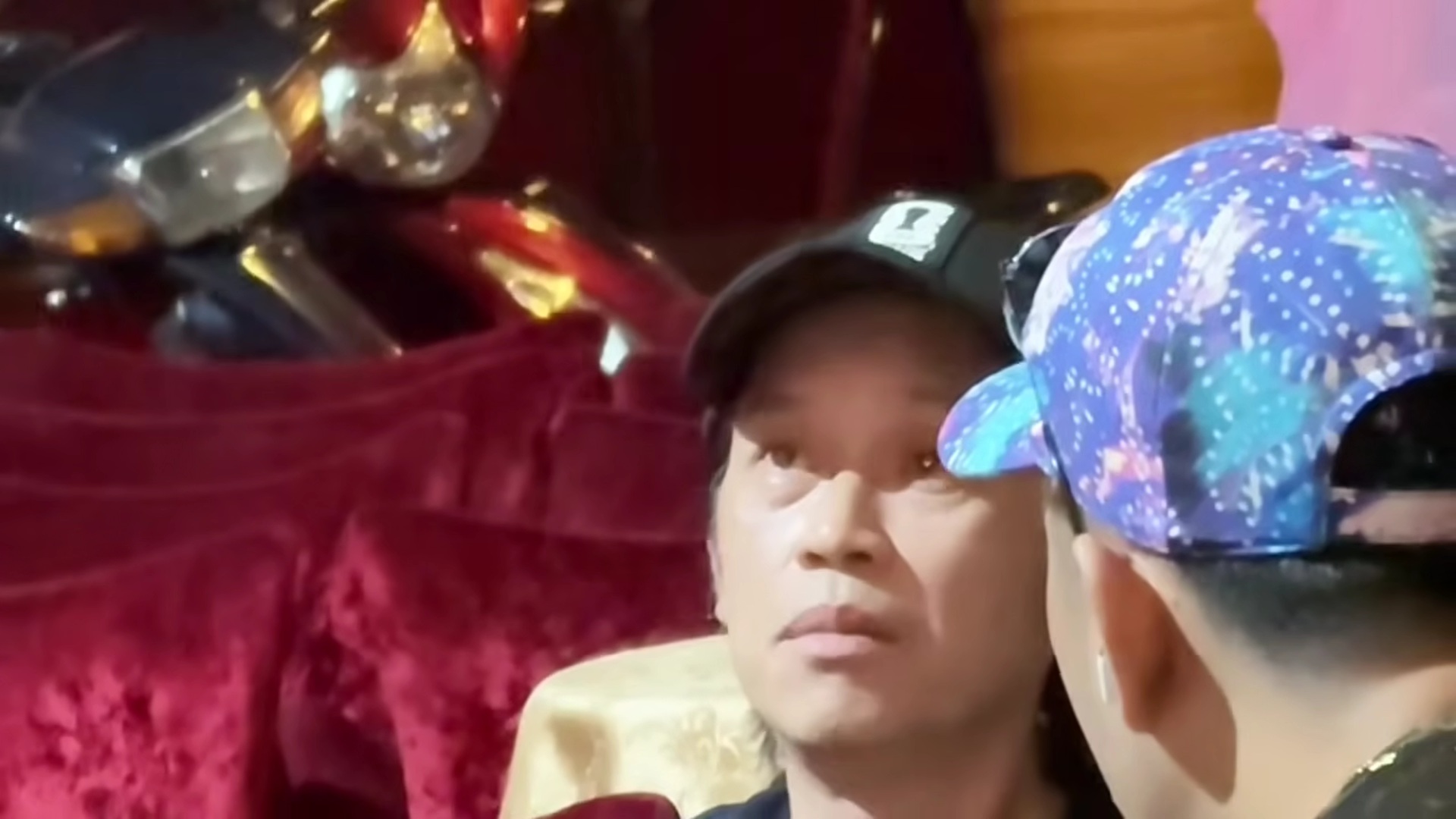 NSƯT Hoài Linh đi xe máy chạy show, rất đắt show - Ảnh 1.