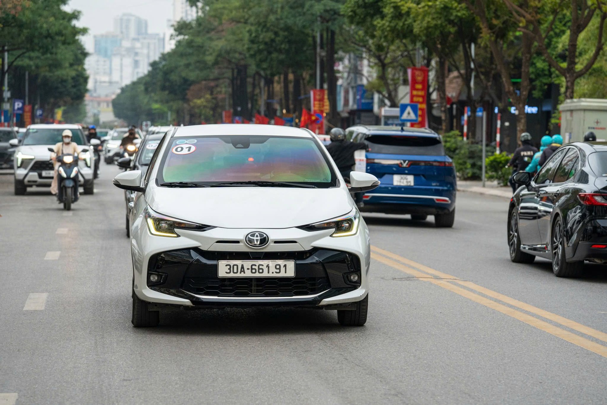 Toyota tiếp tục là 'vua doanh số' toàn cầu, BYD muốn vượt mặt nhưng người Nhật 'nhanh hơn' ở một điểm- Ảnh 1.