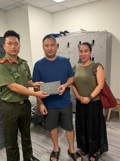Công an cửa khẩu Tân Sơn Nhất liên tiếp tìm, trao trả tài sản hành khách bỏ quên trị giá hơn 2,5 tỷ đồng- Ảnh 1.