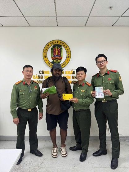 Công an cửa khẩu Tân Sơn Nhất liên tiếp tìm, trao trả tài sản hành khách bỏ quên trị giá hơn 2,5 tỷ đồng- Ảnh 2.