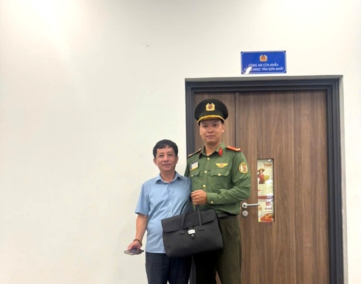 Công an cửa khẩu Tân Sơn Nhất liên tiếp tìm, trao trả tài sản hành khách bỏ quên trị giá hơn 2,5 tỷ đồng- Ảnh 3.