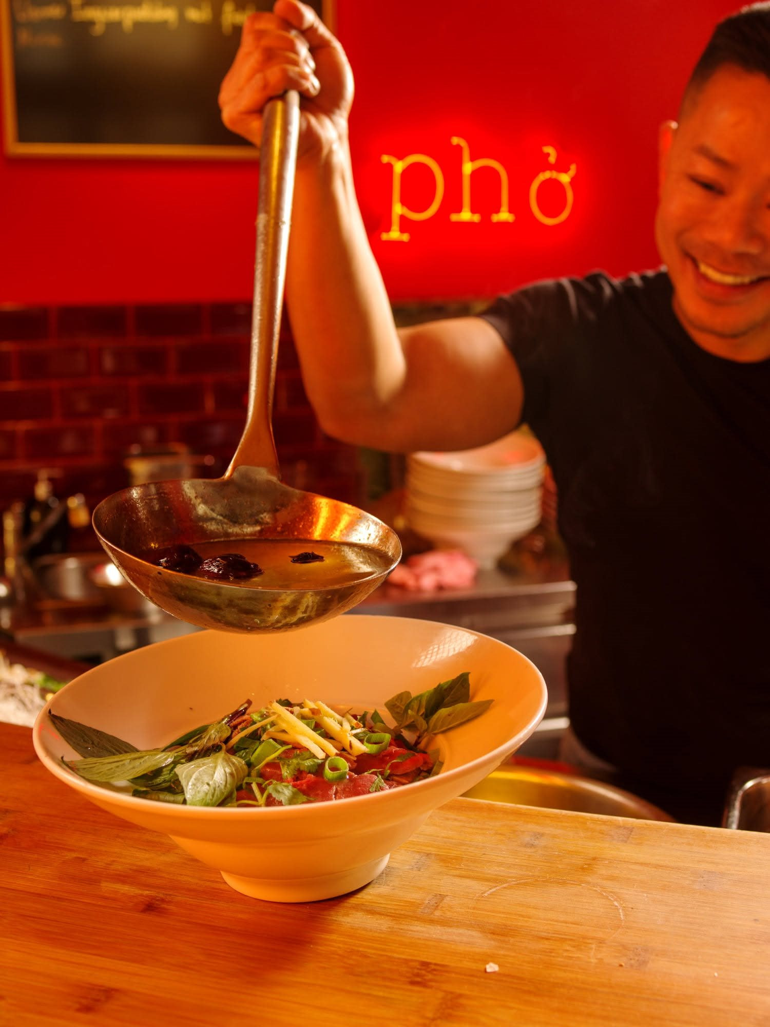 Chủ hàng phở càn quét Berlin, ngày "đốt" 3 thùng nước mắm: Về Việt Nam như cá gặp nước, ấm cúng vô cùng- Ảnh 3.