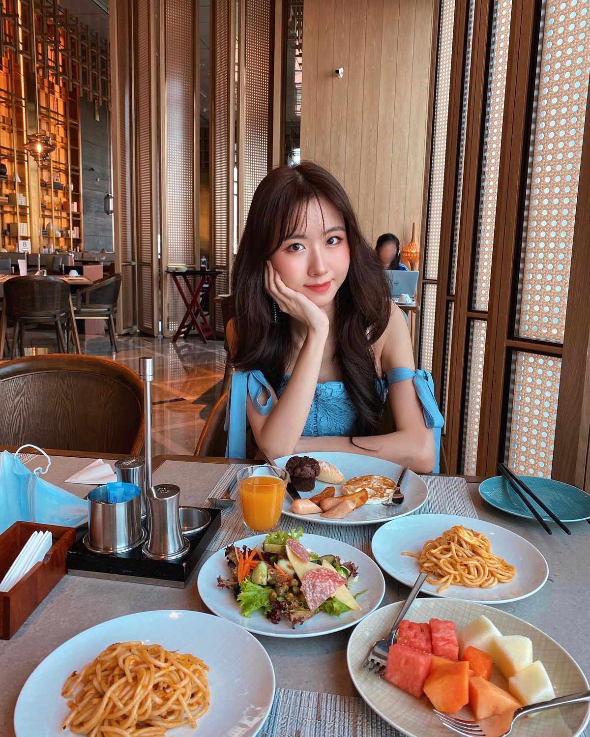 Vì sao ngày càng nhiều người chuyển thẳng tiền vào tài khoản tiết kiệm sau khi nhận lương? - Ảnh 1.