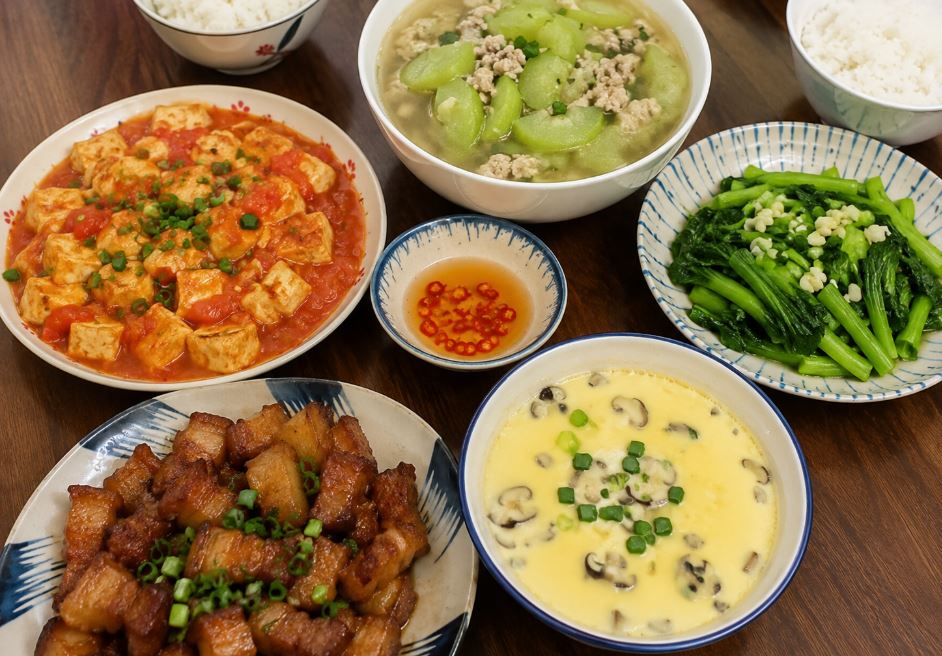 Nhà có khách bất ngờ, tôi vét tủ lạnh làm mâm cơm 5 món: Món rẻ nhất lại được khen nhiều nhất- Ảnh 1.