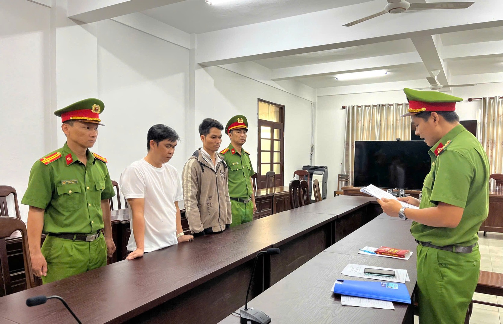 Khởi tố bác sĩ, y sĩ, nhân viên cùng nguyên lãnh đạo Trạm Y tế...- Ảnh 1.