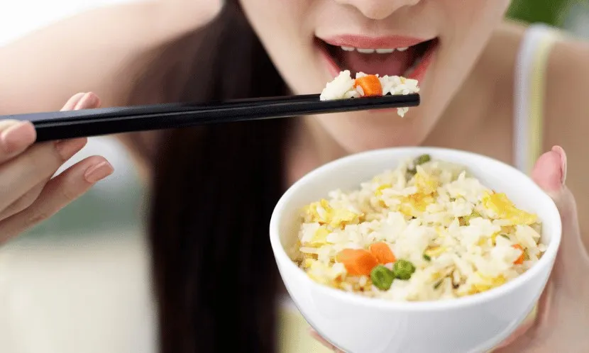 Ăn cơm thế nào để không dễ tích mỡ? Bác sĩ chỉ 3 cách ăn tinh bột để kiểm soát cân nặng - Ảnh 2.