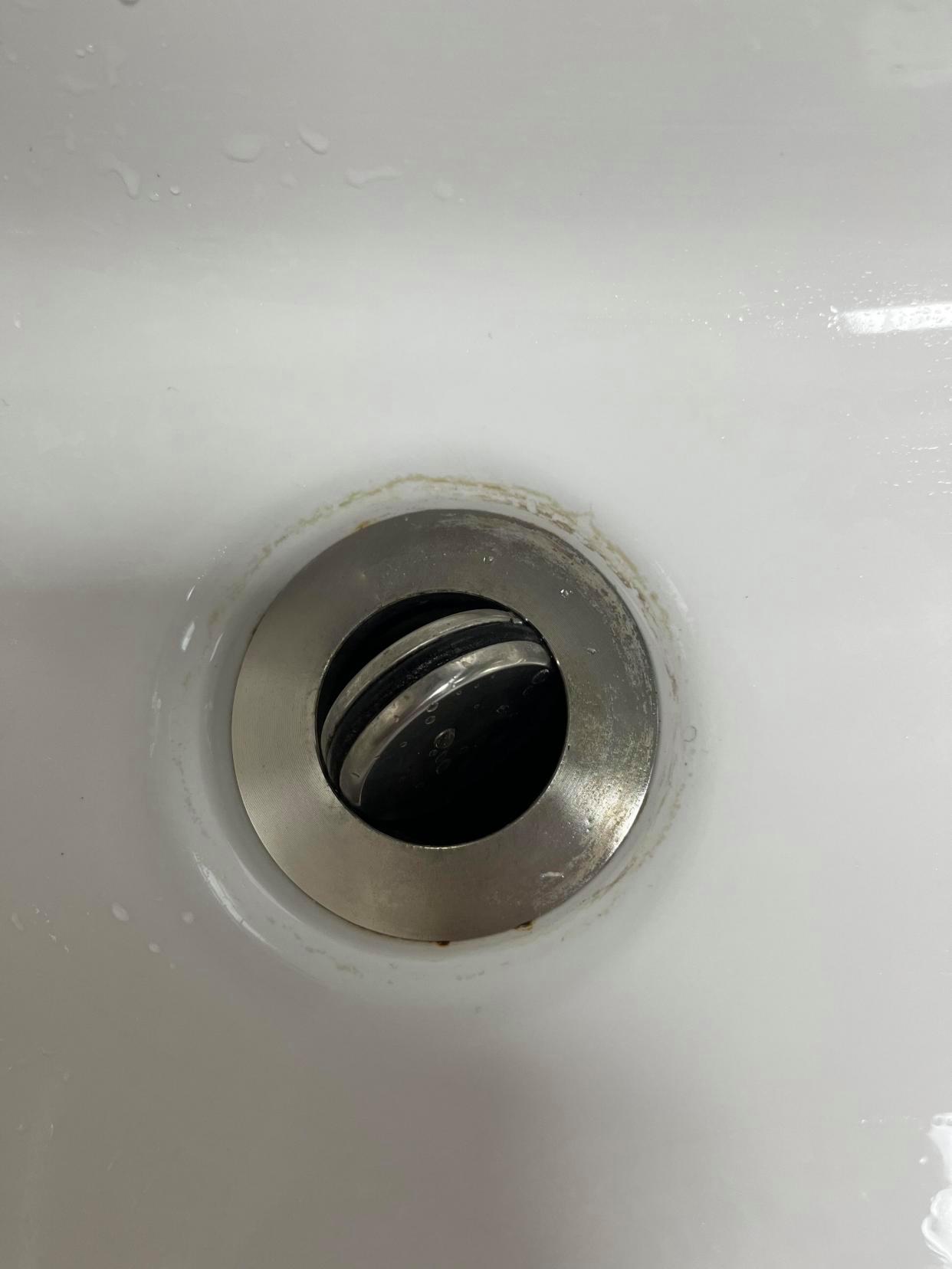 12 mẹo dọn nhà từ cư dân mạng khiến nhiều người bất ngờ: Toàn cách đơn giản nhưng xử lý đúng những chỗ khó làm sạch nhất - Ảnh 7.