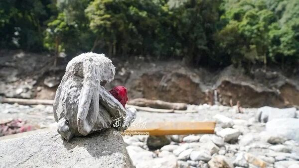 Bức ảnh nhói lòng nhất sau vụ lũ quét tại Nepal - Trung Quốc- Ảnh 3.