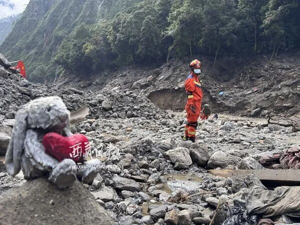 Bức ảnh nhói lòng nhất sau vụ lũ quét tại Nepal - Trung Quốc- Ảnh 1.