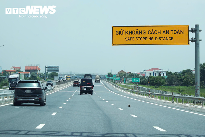 CSGT dự kiến 'mượn' làn ngược chiều cao tốc Cao Bồ - Pháp Vân để giảm ùn tắc- Ảnh 1.
