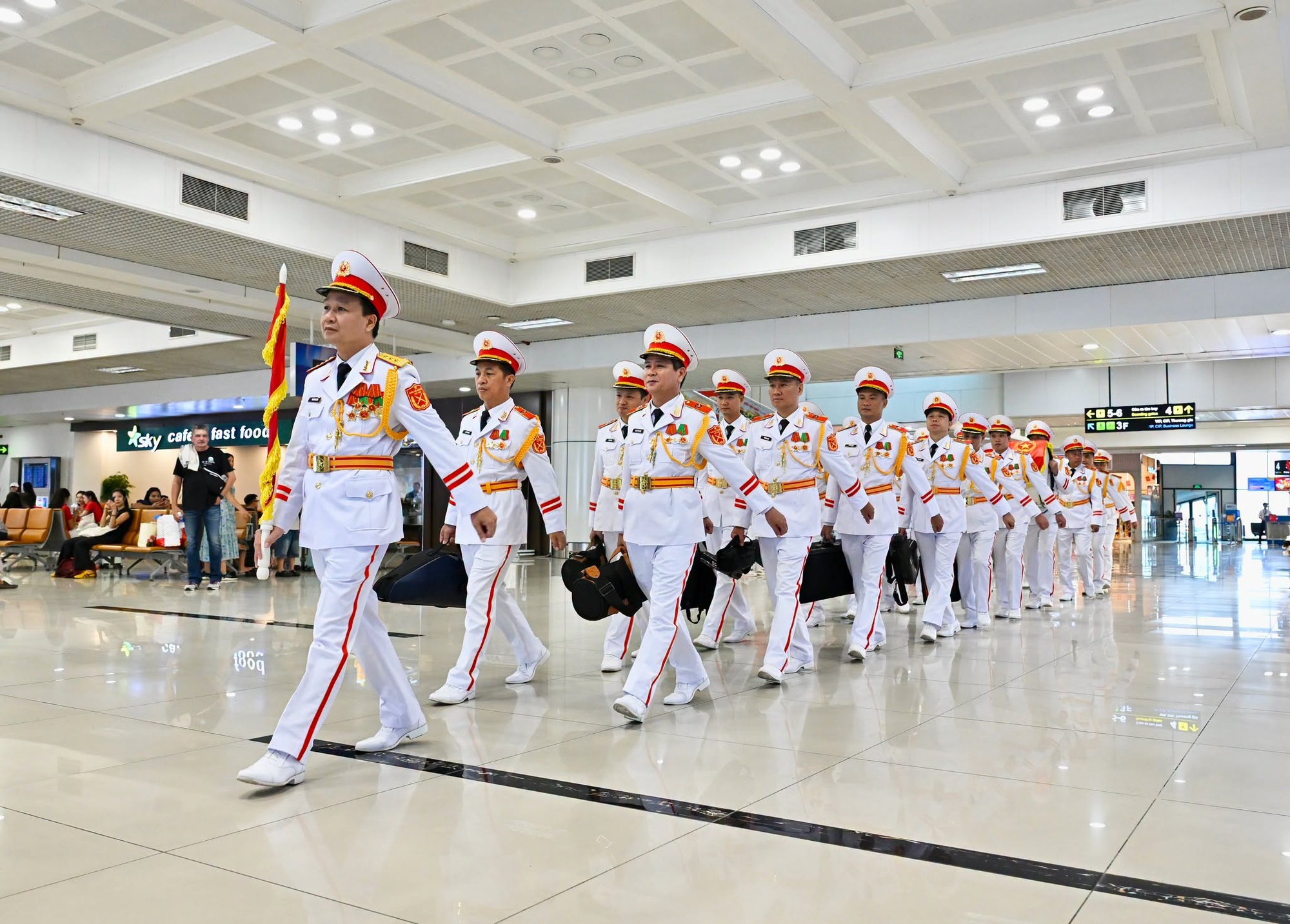 Sáng nay - 1/9, một máy bay của Vietnam Airlines thực hiện nhiệm vụ đặc biệt  - Ảnh 1.