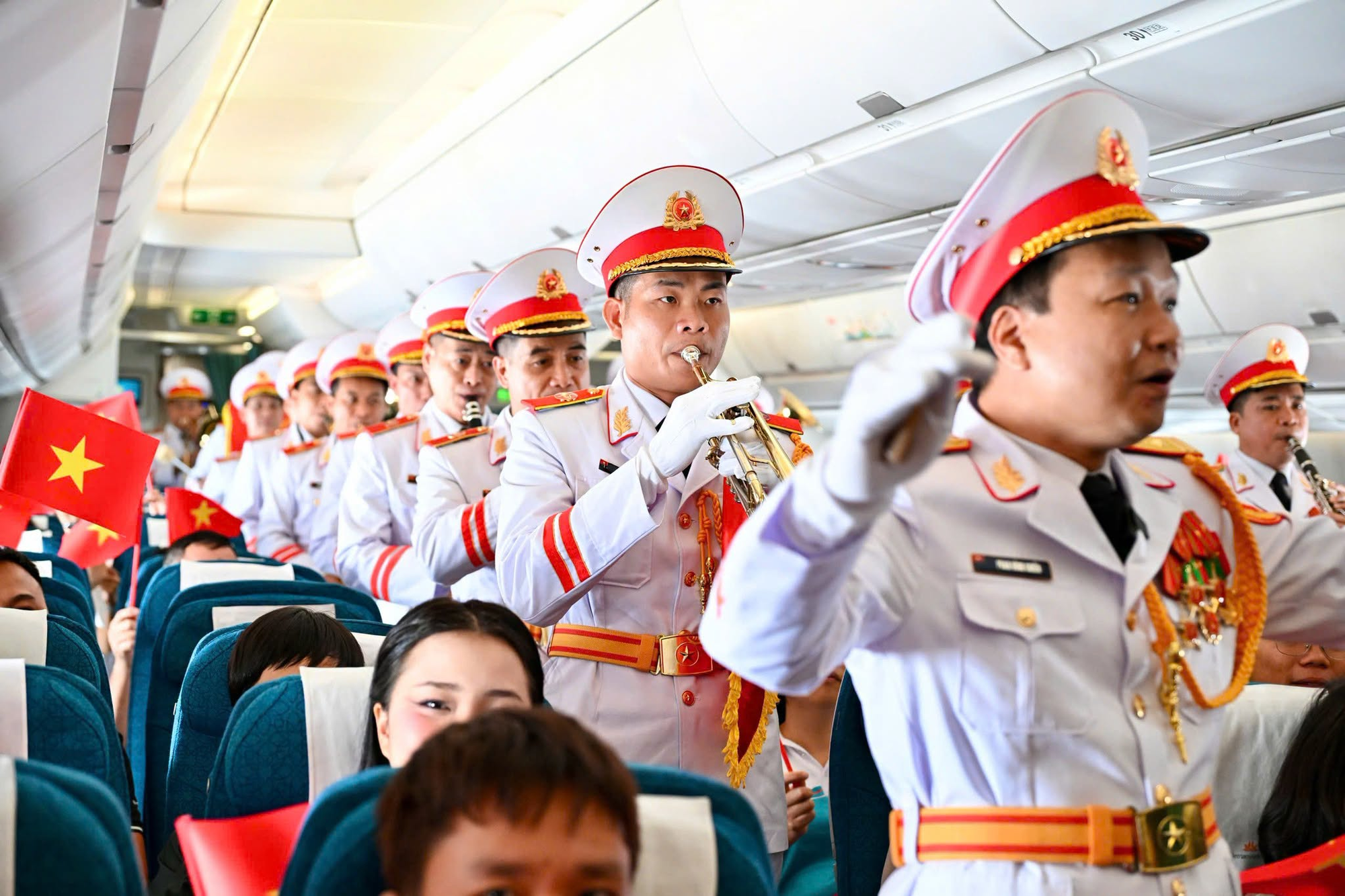 Sáng nay - 1/9, một máy bay của Vietnam Airlines thực hiện nhiệm vụ đặc biệt  - Ảnh 3.