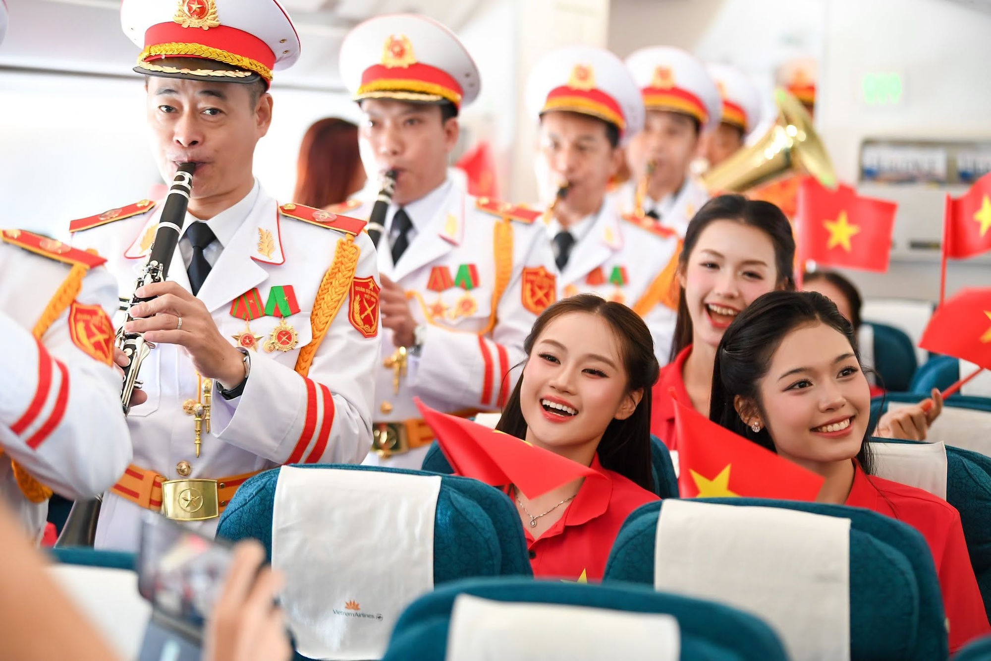 Sáng nay - 1/9, một máy bay của Vietnam Airlines thực hiện nhiệm vụ đặc biệt  - Ảnh 4.