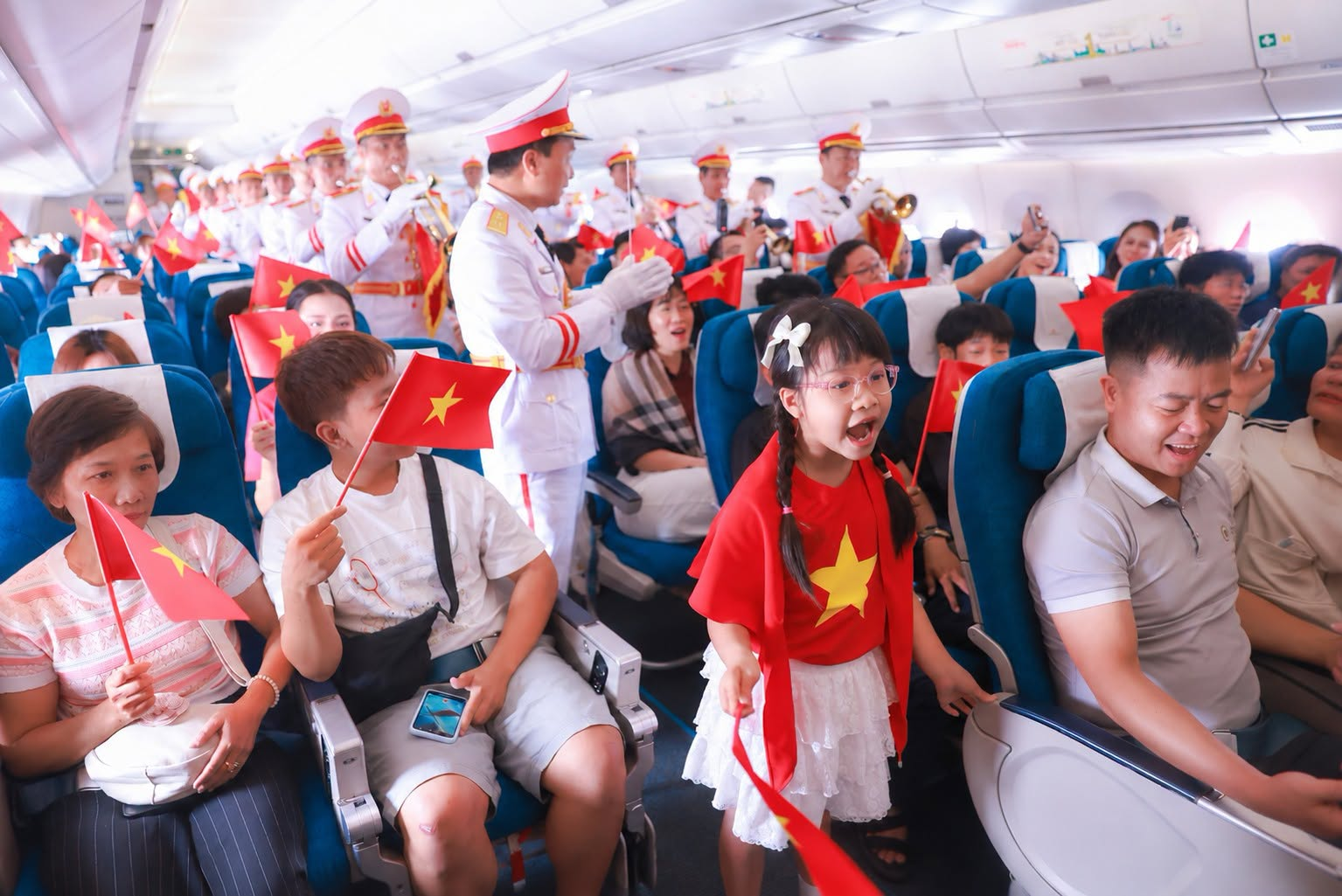 Sáng nay - 1/9, một máy bay của Vietnam Airlines thực hiện nhiệm vụ đặc biệt  - Ảnh 5.