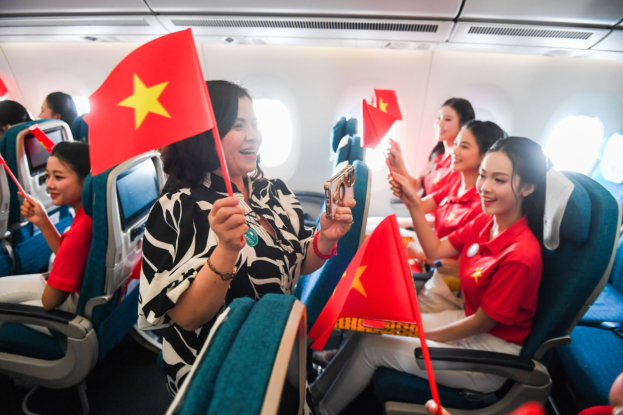 Sáng nay - 1/9, một máy bay của Vietnam Airlines thực hiện nhiệm vụ đặc biệt  - Ảnh 6.