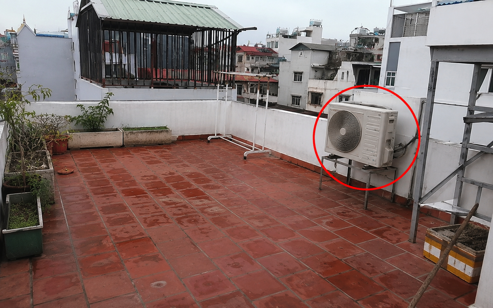 Lời khuyên cho những gia đình không che chắn cục nóng điều hòa - Ảnh 2.