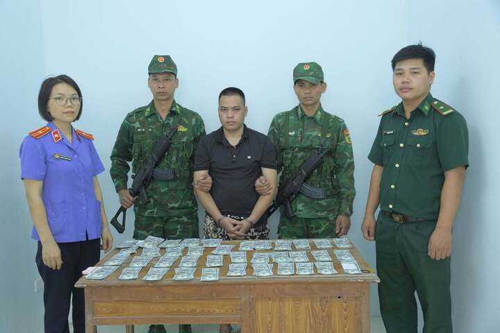 Lạng Sơn: Bắt người vận chuyển gần 400 tờ 100 USD nghi tiền giả vào nội địa- Ảnh 1.