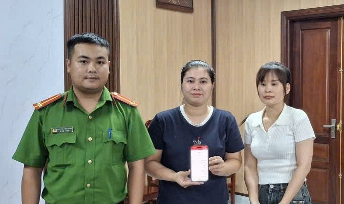 Công an xác minh giao dịch chuyển khoản 320,9 triệu của 1 người phụ nữ ở Hà Nội, chị H.T.H SN 1992 tới làm việc với cơ quan chức năng - Ảnh 2.