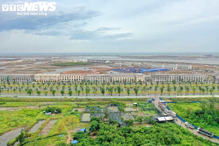 Những dãy nhà phố hiện đại dần hình thành tại siêu dự án lấn biển Cần Giờ- Ảnh 1.