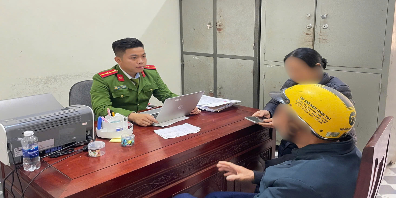 Công an yêu cầu người dân thường xuyên nhận và chuyển tiền qua nhiều tài khoản ngân hàng trong trường hợp sau đến cơ quan trình báo - Ảnh 1.