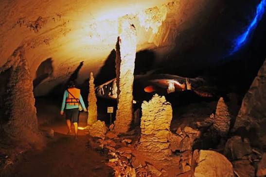 Phát hiện hang động xuyên núi ở nước láng giềng Việt Nam, du khách phải đi thuyền hơn 7 km trong bóng tối- Ảnh 3. Phát hiện hang động xuyên núi ở nước láng giềng Việt Nam, du khách phải đi thuyền hơn 7 km trong bóng tối- Ảnh 3.