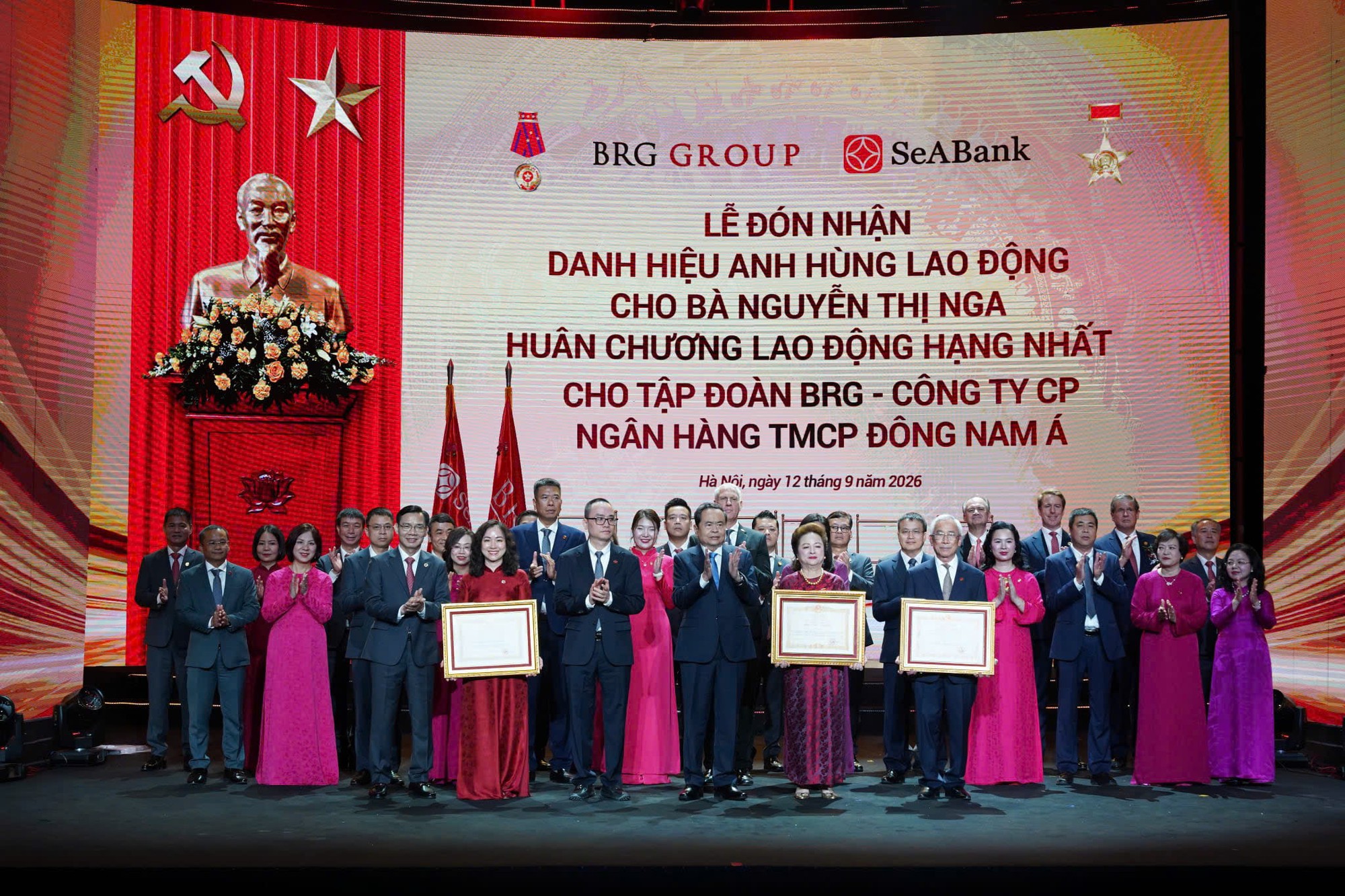 Doanh nhân Nguyễn Thị Nga được trao tặng Danh hiệu Anh hùng Lao động, Ngân hàng SeABank đón nhận Huân chương Lao động hạng Nhất & Bằng khen của Bộ Công an  - Ảnh 1.