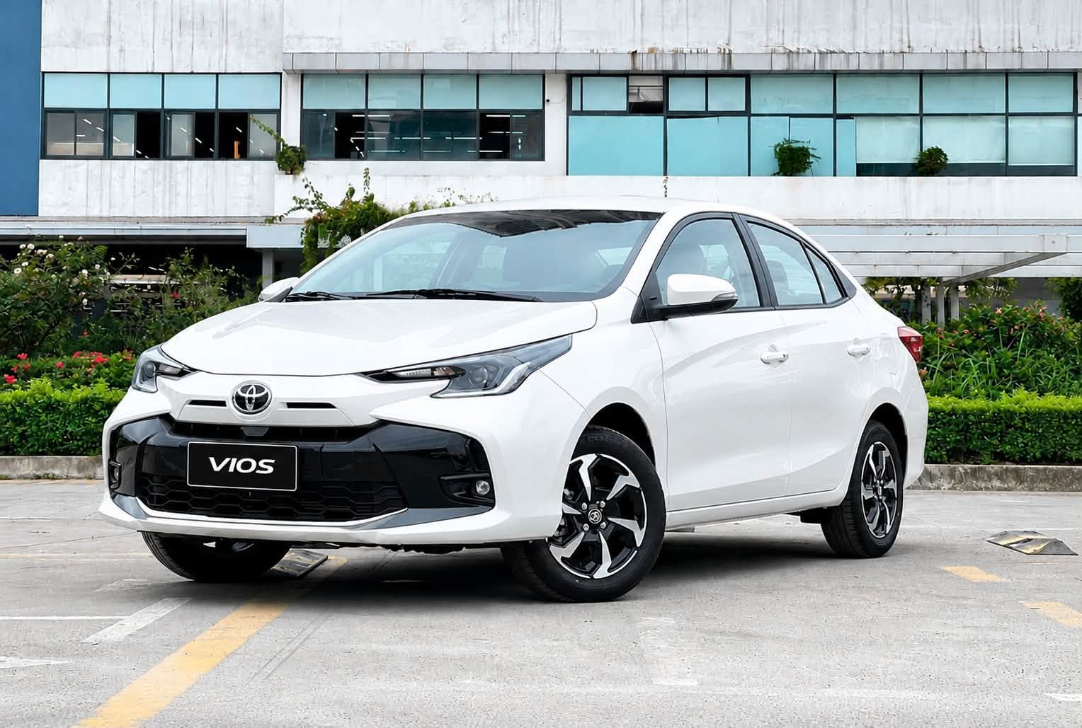 Toyota Vios lấy lại ngôi đầu sau đúng 1 tháng bị Honda City vượt mặt, khoảng cách doanh số vẫn hơn 1.300 xe - Ảnh 1.