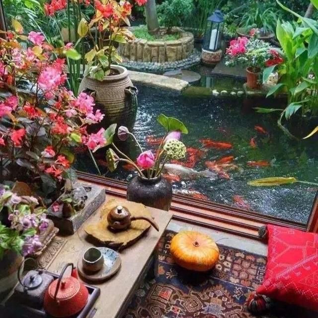 Ngoài 60 tuổi, nữ nghệ sĩ chọn sống trong căn nhà bên hồ: Cửa kính chạm sàn, sân đầy hoa, bước ra ngoài đã thấy núi và nước - Ảnh 11.