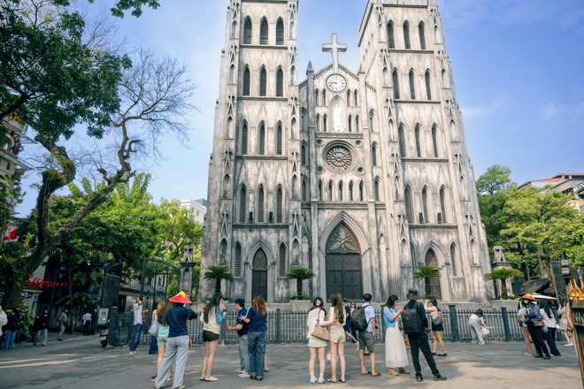 "Vạn vật đều thua Hà Nội mùa thu": Đợt gió lạnh đầu tiên vừa đi qua, phố đã kịp đổi màu- Ảnh 2.