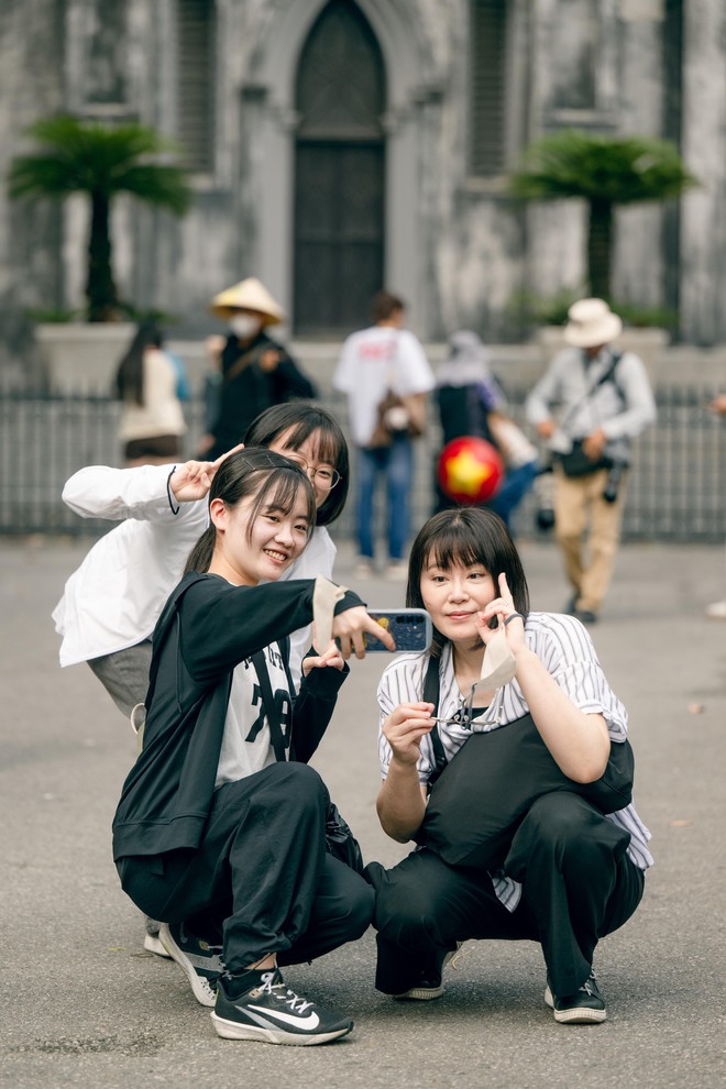 "Vạn vật đều thua Hà Nội mùa thu": Đợt gió lạnh đầu tiên vừa đi qua, phố đã kịp đổi màu- Ảnh 4.