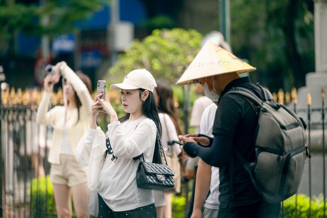 "Vạn vật đều thua Hà Nội mùa thu": Đợt gió lạnh đầu tiên vừa đi qua, phố đã kịp đổi màu- Ảnh 5.