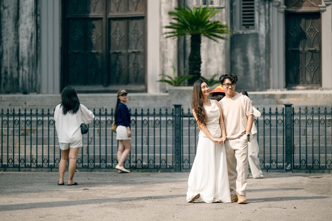"Vạn vật đều thua Hà Nội mùa thu": Đợt gió lạnh đầu tiên vừa đi qua, phố đã kịp đổi màu- Ảnh 1.