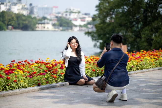 "Vạn vật đều thua Hà Nội mùa thu": Đợt gió lạnh đầu tiên vừa đi qua, phố đã kịp đổi màu- Ảnh 23.