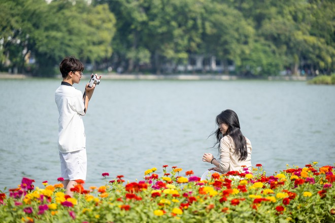 "Vạn vật đều thua Hà Nội mùa thu": Đợt gió lạnh đầu tiên vừa đi qua, phố đã kịp đổi màu- Ảnh 22.
