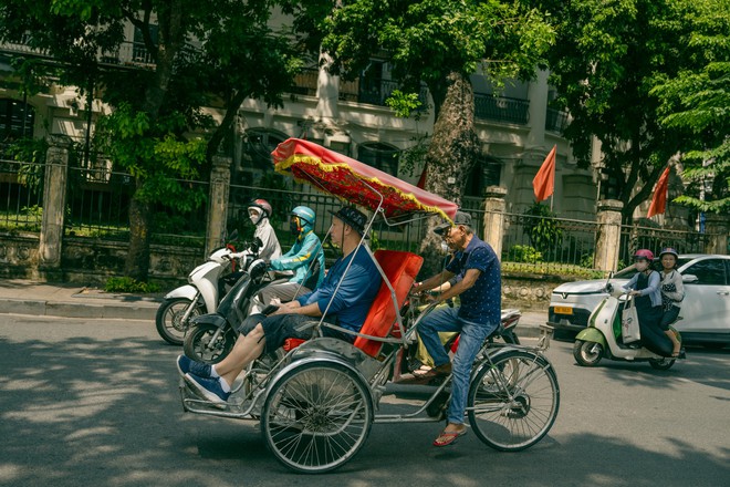 "Vạn vật đều thua Hà Nội mùa thu": Đợt gió lạnh đầu tiên vừa đi qua, phố đã kịp đổi màu- Ảnh 6.
